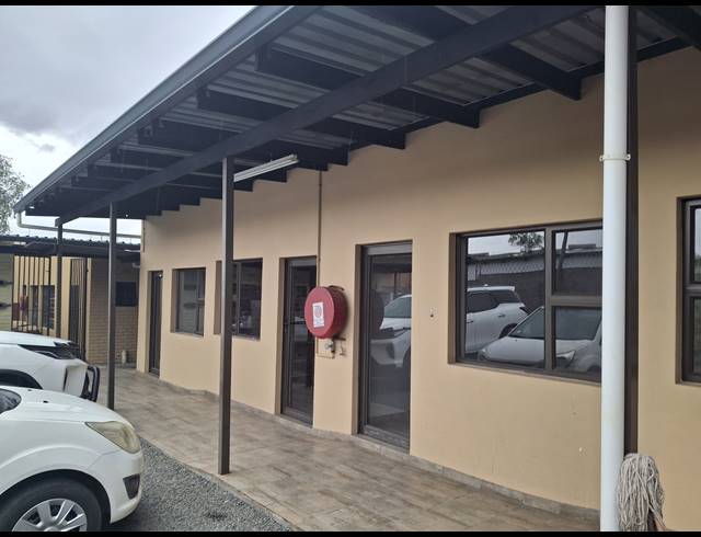 12M² BUSINESS TO LET IN HOWICK CENTRAL